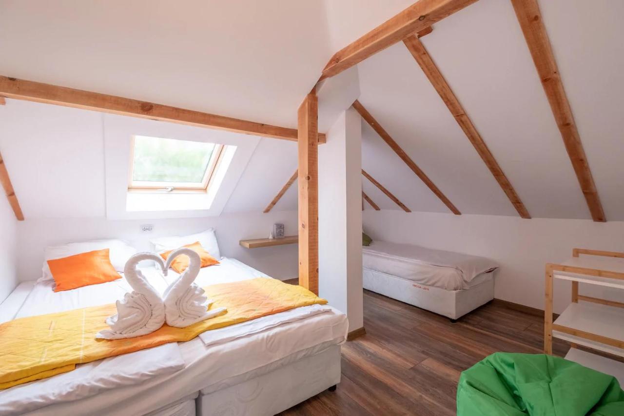 Hébergement de vacances Entire Central House With Guest & Garden