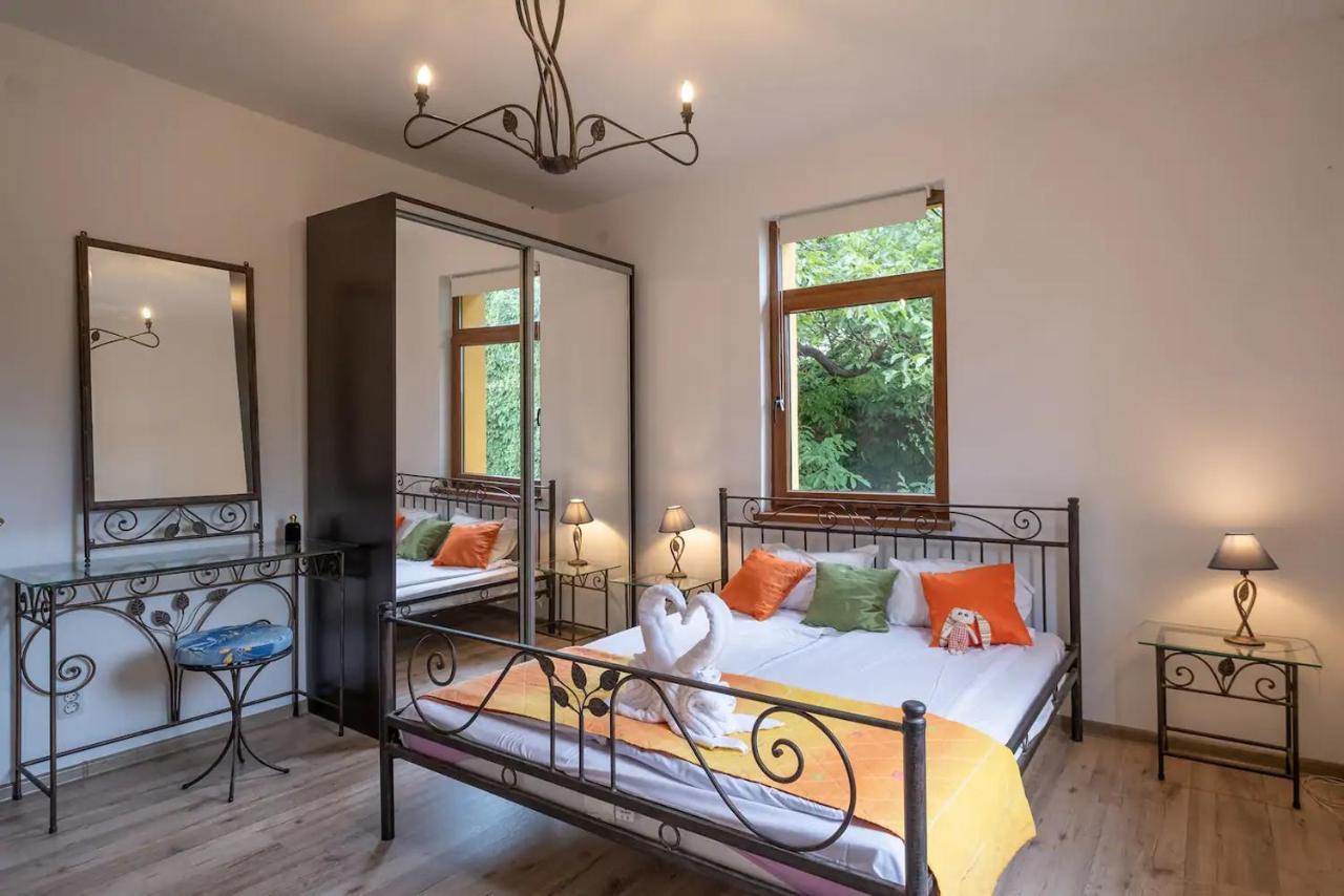 Entire Central House With Guest & Garden Hébergement de vacances